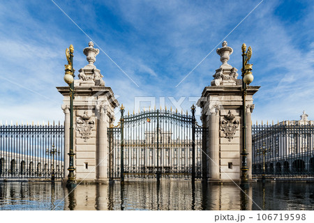 Devastating effects of a hypothetical flood of water in the old town of Madrid due to the effects of global warming 106719598