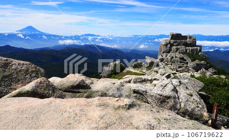 金峰山山頂からの五丈岩と富士山 106719622