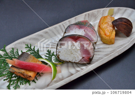 料亭で出される日本料理　鯖棒寿司龍皮巻き 106719804