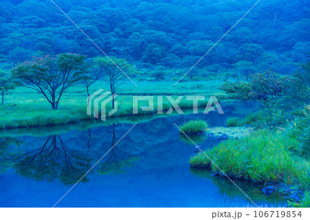 （群馬県）赤城山・早い紅葉が始まった覚満淵 106719854