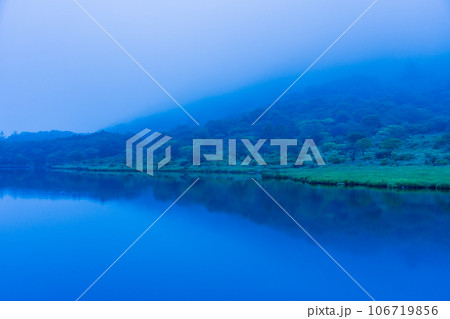（群馬県）赤城山・早い紅葉が始まった覚満淵 106719856