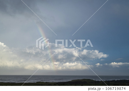 きれいな虹が海の上にかかった 空 海 イメージ 【千葉県】 106719874