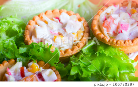 salad in baking vase salad in baking vase 106720297