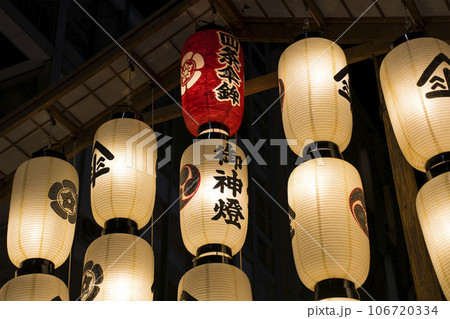 京都　祇園祭の宵山　四条傘鉾 （しじょうかさほこ） 106720334