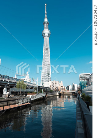 夏の青空とスカイツリー 東京ミズマチ側から 夏の青空とスカイツリー 東京ミズマチ側から 106720427