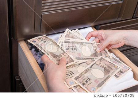 【主婦がたんすの引き出しに一万円札を隠す】 106720709