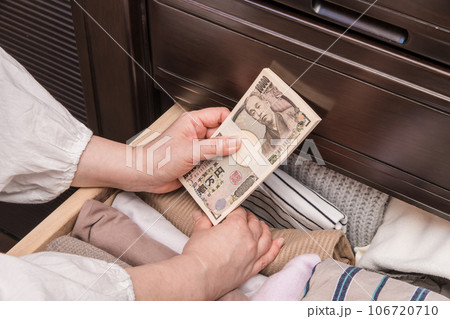 【たんすに札束を隠す主婦】 【たんすに札束を隠す主婦】 106720710