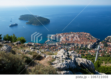 スルジ山からのドゥブロヴニク旧市街とアドリア海 スルジ山からのドゥブロヴニク旧市街とアドリア海 106721008