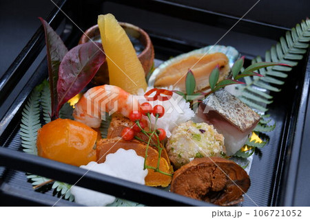 盛り付けが美しい懐石料理の八寸 106721052