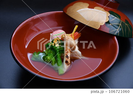 料亭で出される日本料理　椀物　蛤と松茸の清汁仕立て 106721060