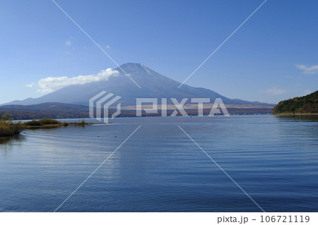 秋の山中湖と富士山 秋の山中湖と富士山 106721119