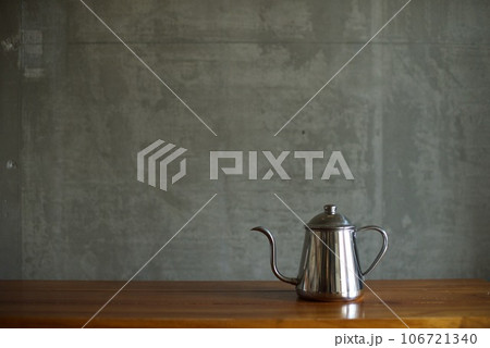 テーブルに置いたコーヒーポット 106721340