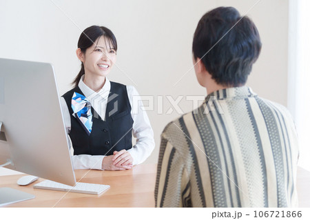 笑顔の女性受付スタッフ 笑顔の女性受付スタッフ 106721866