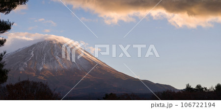 夕焼けの冠雪した富士山 (山梨県、鳴沢村) 106722194