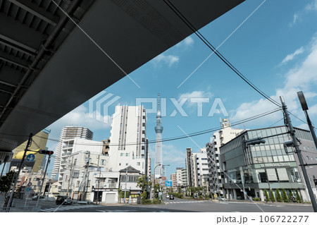 街中から見える東京スカイツリー 106722277