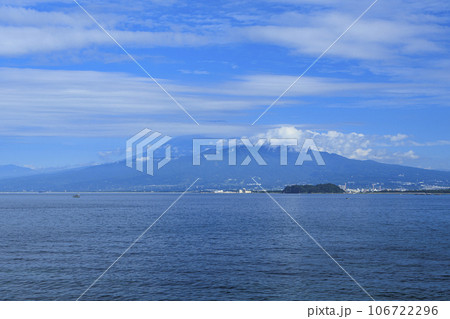 青い海と青い空と青い富士山 106722296