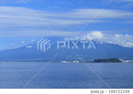 青い海と青い空と青い富士山 106722298