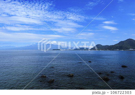 青い海と青い空と青い富士山 106722303