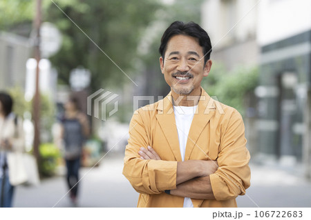 カメラ目線で笑顔の50代半ばの男性 106722683