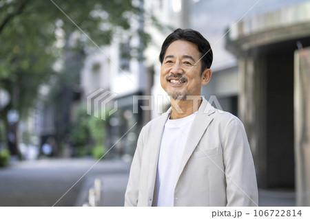 笑顔の50代半ばの男性 106722814