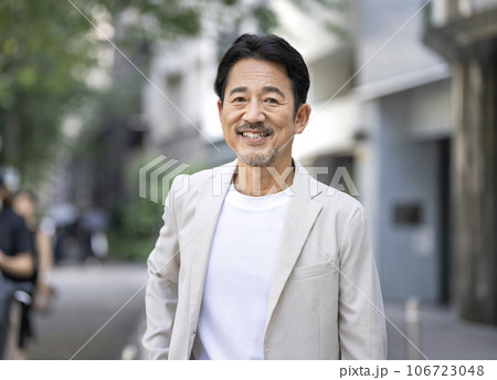 カメラ目線で笑顔の50代の男性 カメラ目線で笑顔の50代の男性 106723048