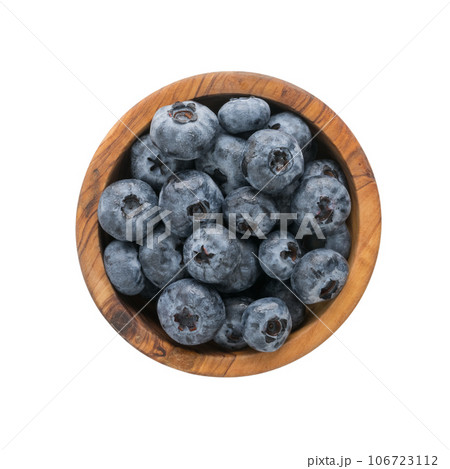 Fresh washed organic blueberries ina olive wood bowl topv view isolated on white 106723112