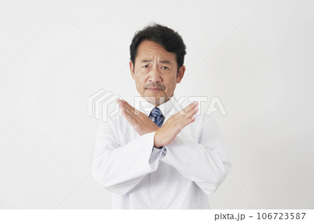 腕でばつ印をする中年の医師　白背景 106723587