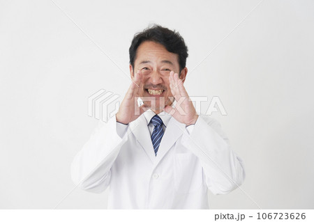 呼びかける中年の医師　白背景 106723626