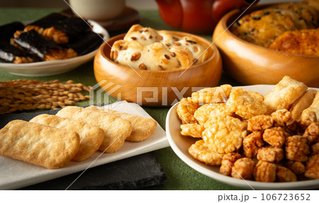 いろいろな米菓　お菓子　揚げ煎餅　おかき　せんべい 106723652