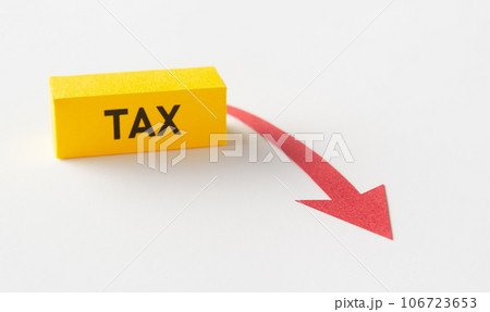 TAXと下降矢印　手取り額　減少　税金 106723653