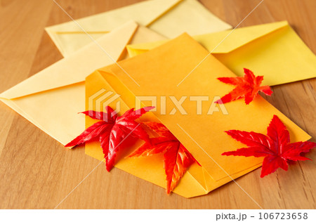 紅葉と封筒　秋の便り　秋の到来 106723658