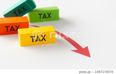 TAXと下降矢印　手取り額　減少　税金 106723659