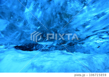 北欧・アイスランドの青い秘境「氷の洞窟」 北欧・アイスランドの青い秘境「氷の洞窟」 106723859
