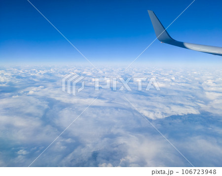 機窓から雲海を眺める (秋田県上空) 106723948