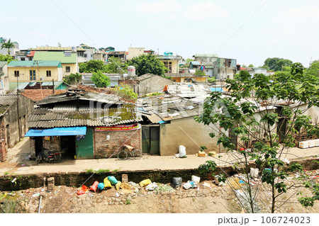 ベトナム　ハノイのスラム街 106724023