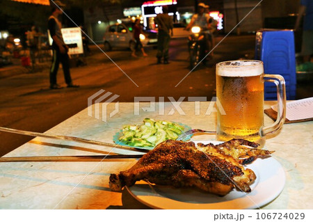 ベトナム ハノイ 屋台飯 焼き鳥とビール ベトナム ハノイ 屋台飯 焼き鳥とビール 106724029