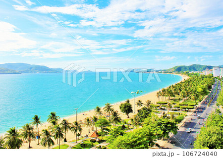ベトナム　ニャチャン　夏の青空と海 106724040