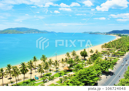 ベトナム　ニャチャン　夏の青空と海 106724048