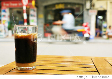 ハノイの街角でベトナムコーヒー 106724062