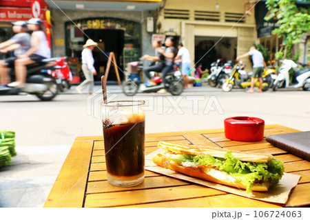 ベトナム ハノイの街角でベトナムコーヒーとバインミー ベトナム ハノイの街角でベトナムコーヒーとバインミー 106724063