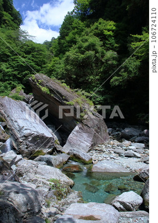 安居渓谷 岩が造る景観 夏 (高知県 仁淀川町) 安居渓谷 岩が造る景観 夏 (高知県 仁淀川町) 106724110