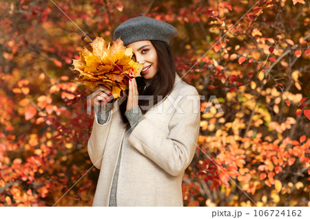 Portrait of a beautiful woman in an autumn park 106724162