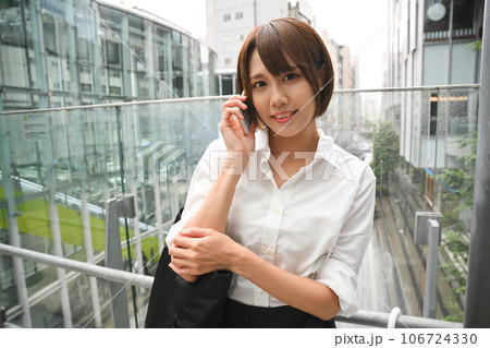 通路で電話をする女性 通路で電話をする女性 106724330
