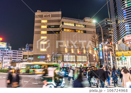 日本の東京都市景観　逆走バイク、暴走、一体どうなっているのか。恵比寿駅前で見かけた驚きの光景… 106724968