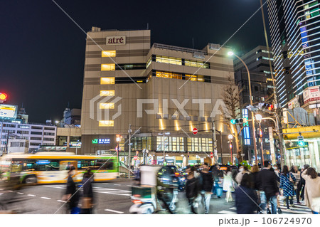 日本の東京都市景観　逆走バイク、暴走、一体どうなっているのか。恵比寿駅前で見かけた驚きの光景… 106724970