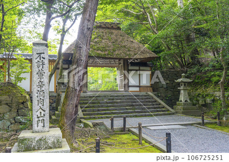 法然院 風情あふれる茅葺の山門(京都 哲学の道近く) 法然院 風情あふれる茅葺の山門(京都 哲学の道近く) 106725251