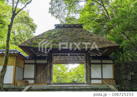 法然院 風情あふれる茅葺の山門(京都 哲学の道近く) 法然院 風情あふれる茅葺の山門(京都 哲学の道近く) 106725253