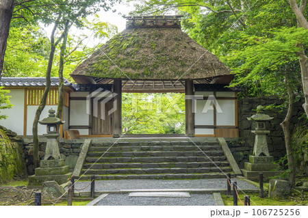 法然院 風情あふれる茅葺の山門(京都 哲学の道近く) 法然院 風情あふれる茅葺の山門(京都 哲学の道近く) 106725256