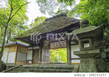 法然院　風情あふれる茅葺の山門（京都 哲学の道近く） 106725257