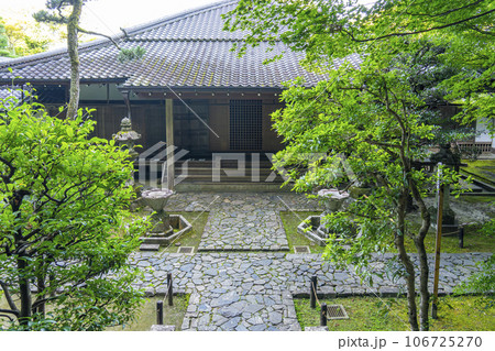 法然院　静寂に包まれた本堂（京都 哲学の道近く） 106725270
